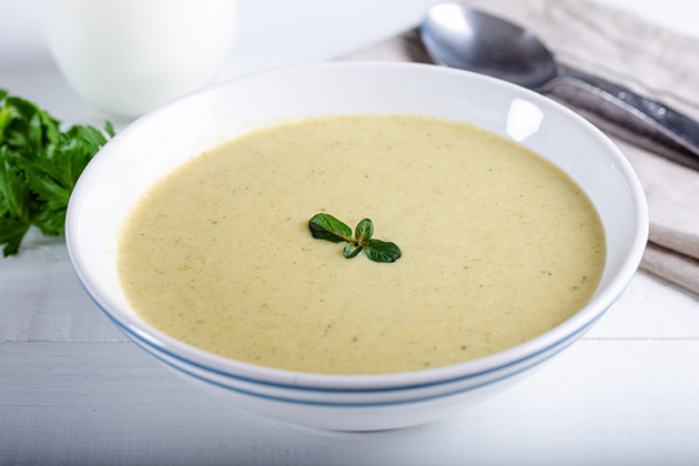 Crema de celery con manzana y queso azul