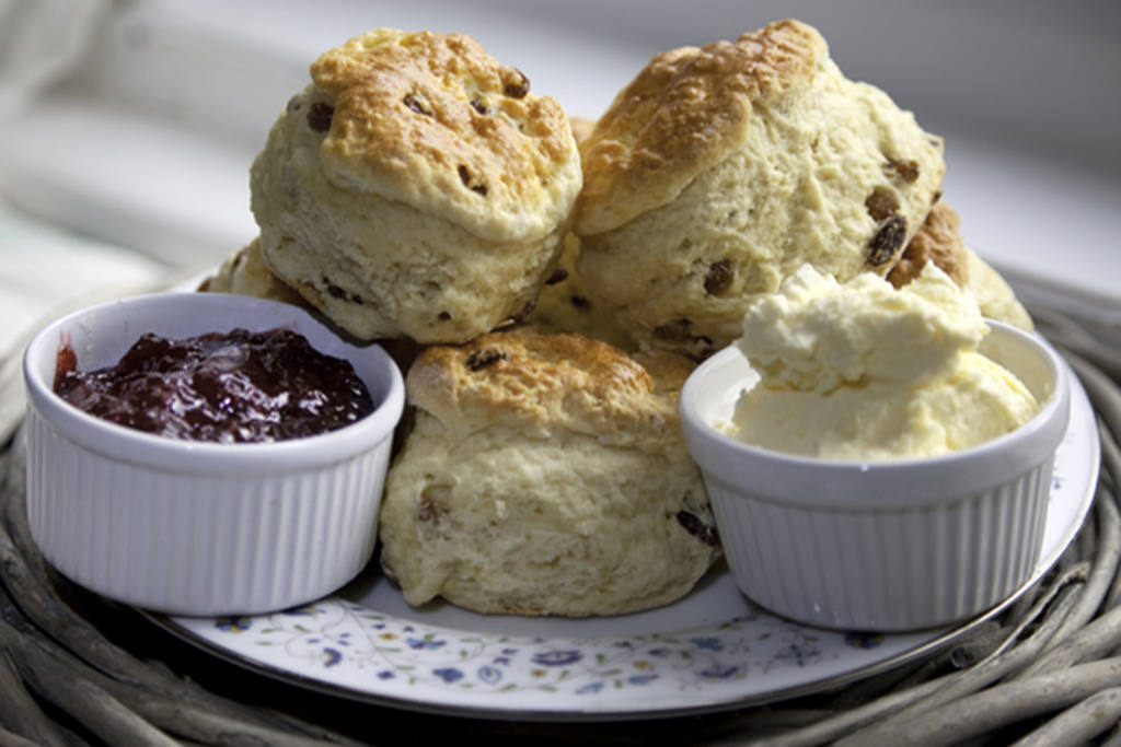 Scones con mantequilla y mermelada de arándanos