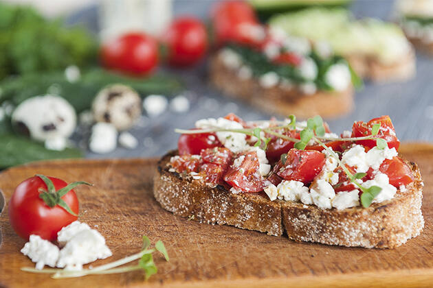 Bruschetta con orégano fresco, queso feta y tomates