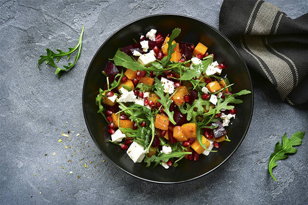 Ensalada de rúcula, remolacha, calabaza y granada