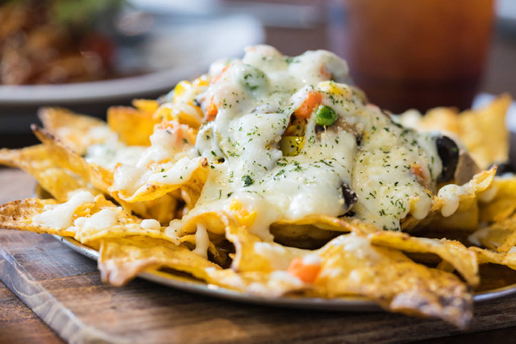 Nachos de queso con cebolla