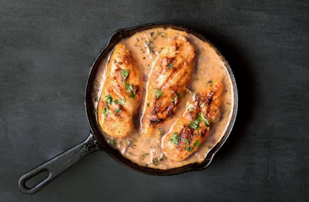 Pollo con salsa de rosas