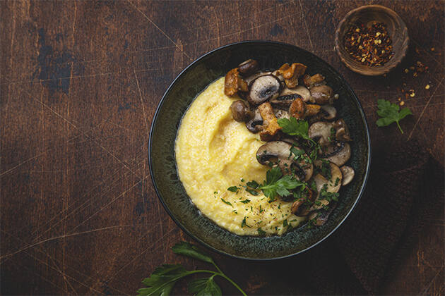 Portobello y rebozuelos salteados con polenta