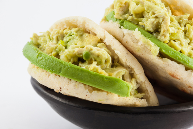 Harina de maíz: arepas de pollo con aguacate