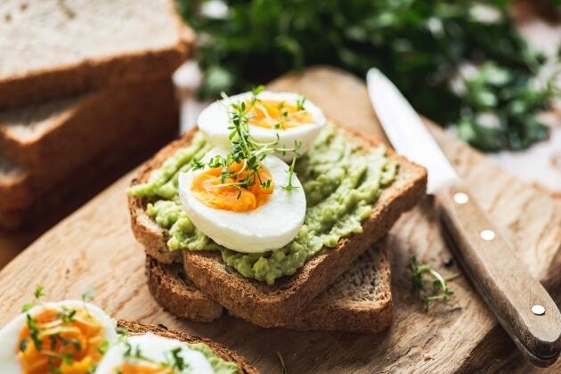 tostadas aguacate y huevo