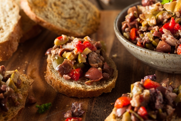 tostadas con tapenade