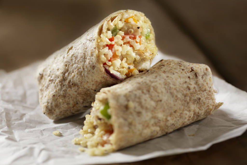 Wrap de quinoa y ensalada al curry.
