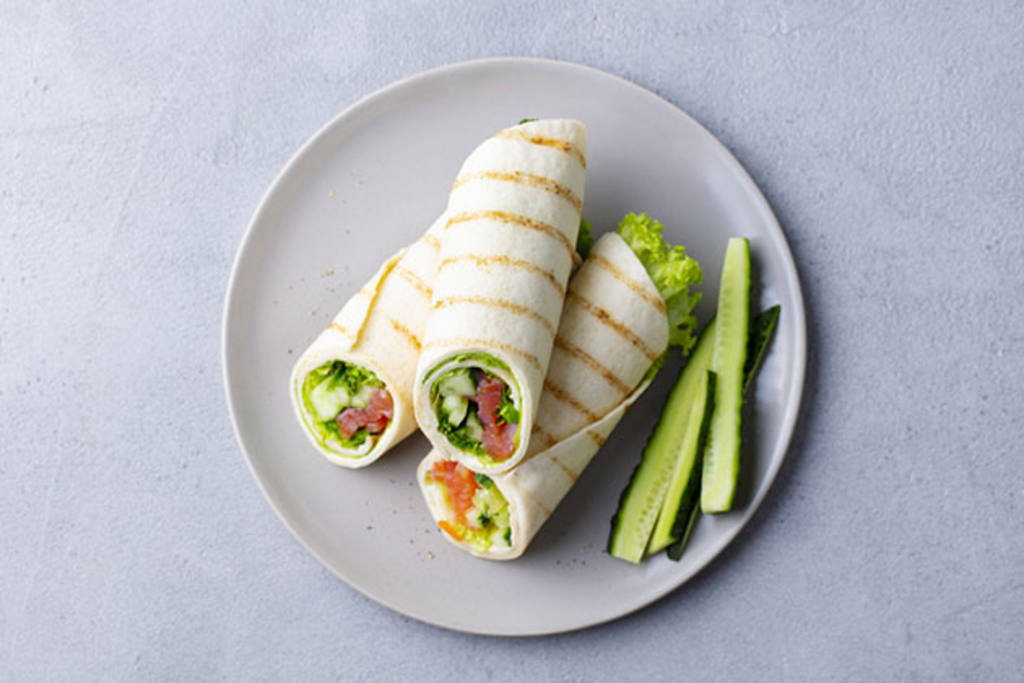 Wrap de salmón y lechuga.