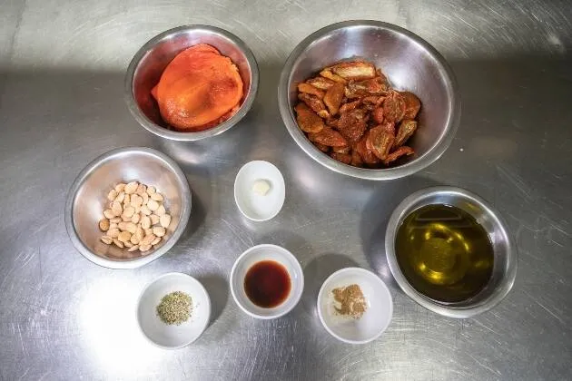 Paté de tomàquet i pebrot vegà, cruixent de quinoa, pipes i sèsam