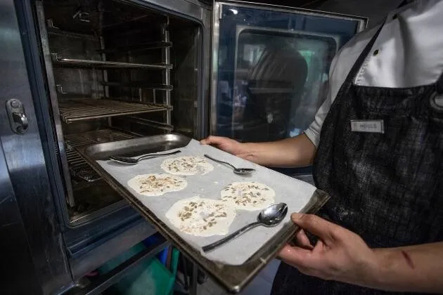 Paté de tomàquet i pebrot vegà, cruixent de quinoa, pipes i sèsam