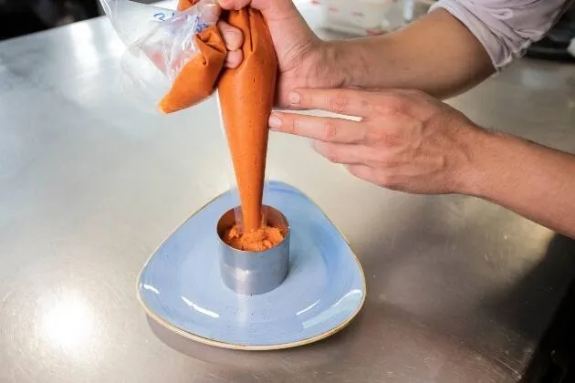 Paté de tomàquet i pebrot vegà, cruixent de quinoa, pipes i sèsam