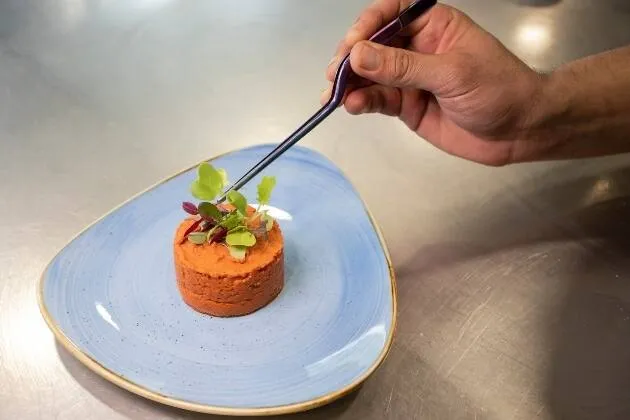Paté de tomàquet i pebrot vegà, cruixent de quinoa, pipes i sèsam