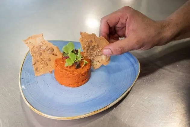 Paté de tomàquet i pebrot vegà, cruixent de quinoa, pipes i sèsam