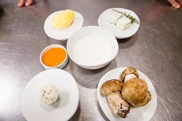 Boletus pinícola frescos con salsa de mantequilla de oveja, trufa y yema cuajada