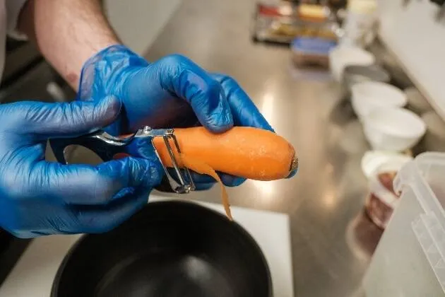 Carxofes brasejades al vi blanc amb vinagreta de pernil ibèric, rovell d'ou, ametlla i ceba cruixent