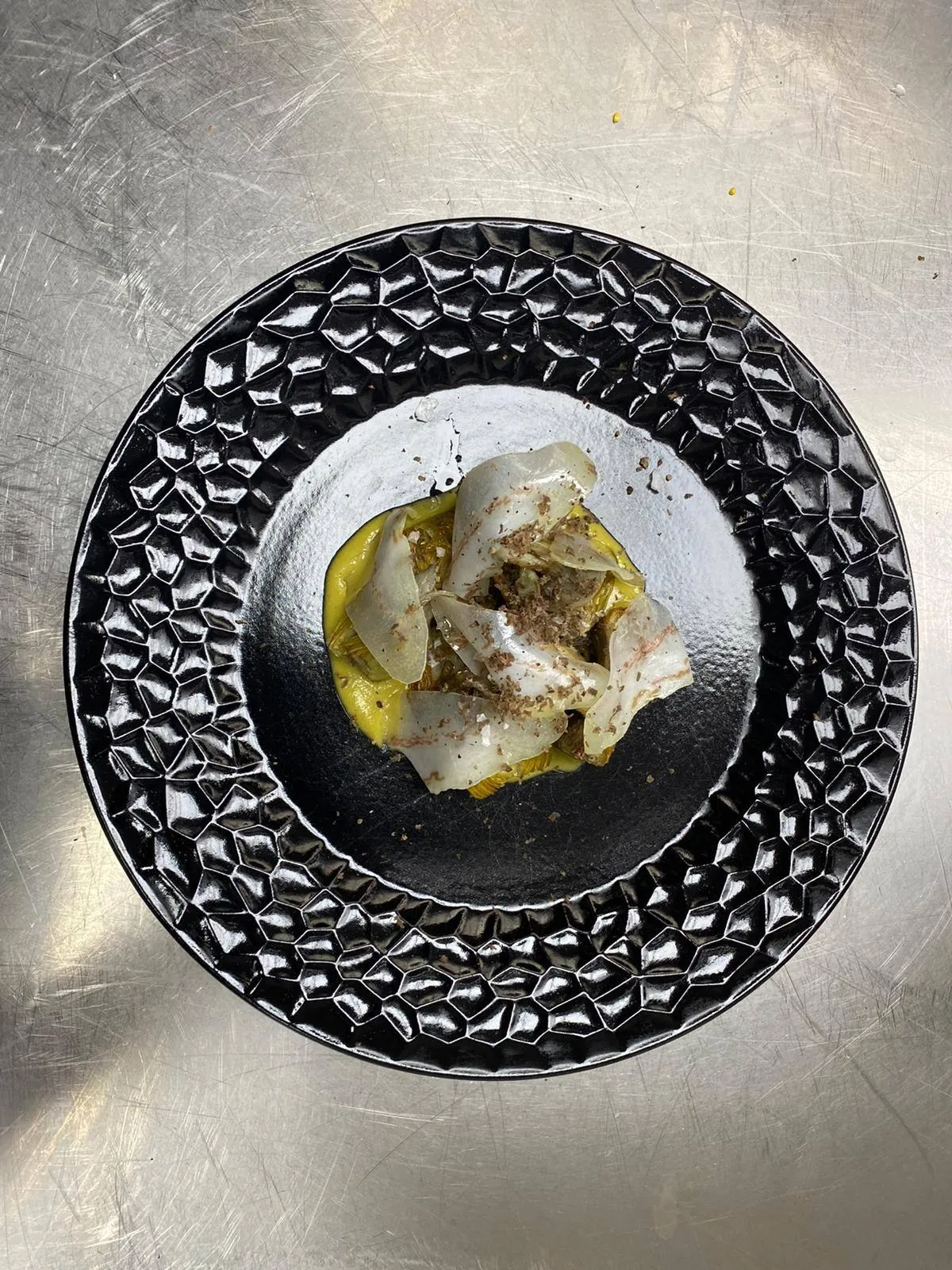 Alcachofas al Josper sobre crema de espárragos blancos, panceta ibérica, piñones y aroma de humo al bourbon 