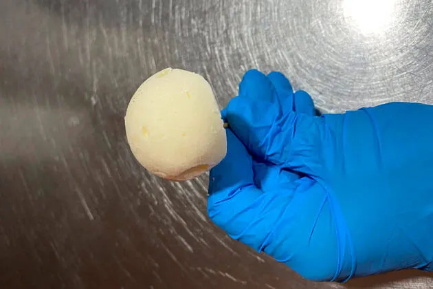 Buñuelo líquido de queso Carrat, alcachofa y trufa