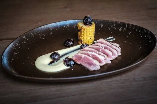 Magret de pato con salsa de maíz y cebollitas al vino