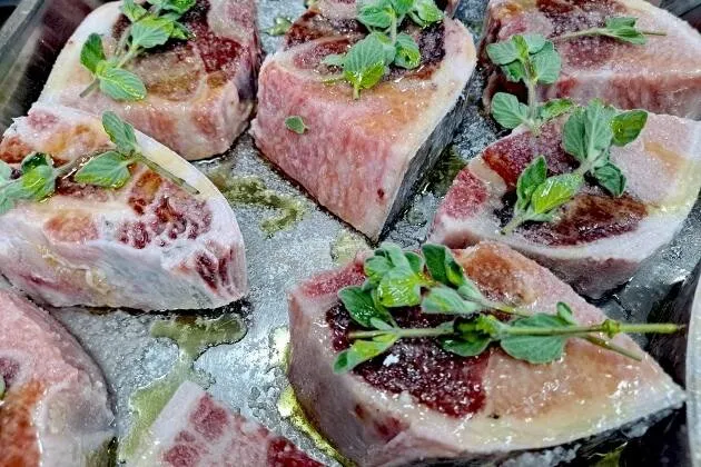 Parpatana de atún rojo con encurtidos caseros y sofrito mediterráneo 