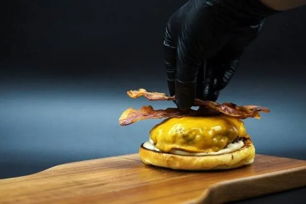 Hamburguesa con queso madurado, panceta ahumada, mayonesa y caldo de carne 