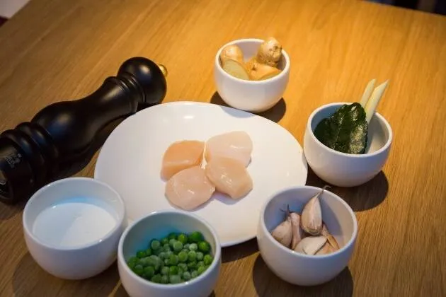 Vieires a la brasa amb crema de pèsols, coco i oli cítric