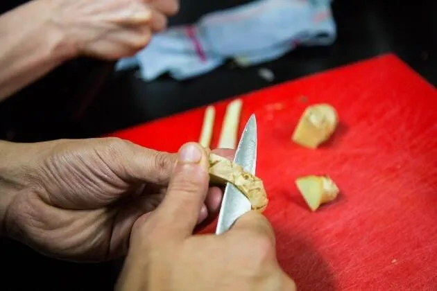 Vieires a la brasa amb crema de pèsols, coco i oli cítric