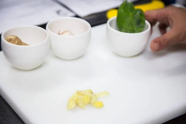 Vieires a la brasa amb crema de pèsols, coco i oli cítric