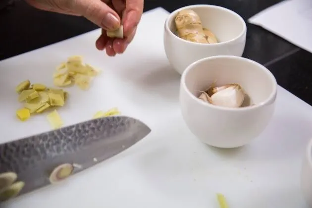 Vieires a la brasa amb crema de pèsols, coco i oli cítric