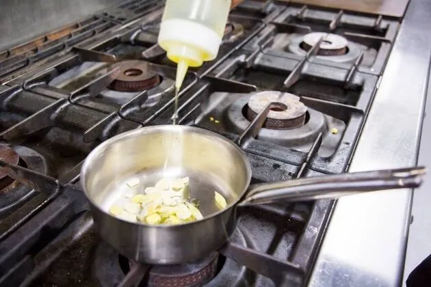 Vieires a la brasa amb crema de pèsols, coco i oli cítric