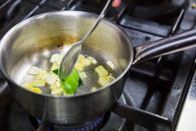 Vieires a la brasa amb crema de pèsols, coco i oli cítric