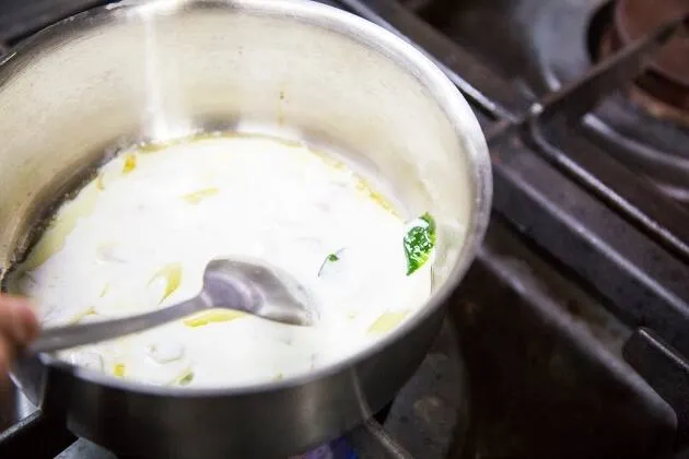 Vieires a la brasa amb crema de pèsols, coco i oli cítric