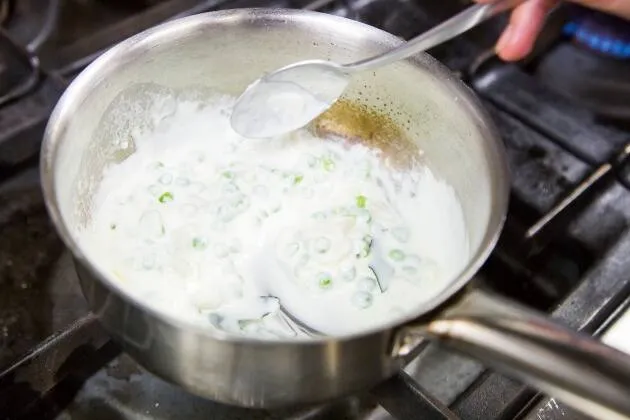 Vieires a la brasa amb crema de pèsols, coco i oli cítric