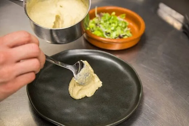 Calamar a la plancha con parmentier de berenjena ahumada