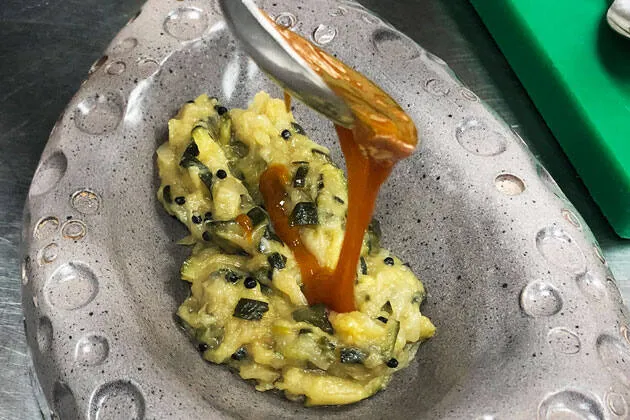 Zarangollo con Jerez, hueva de mújol, yema marinada y puntillas