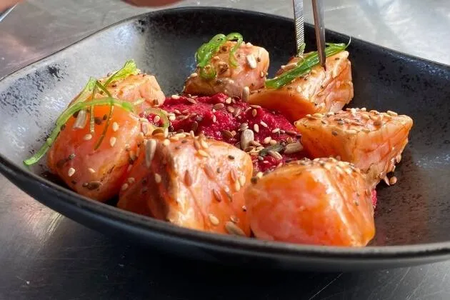 Dados de salmón marinado con hummus de remolacha y chips vegetales