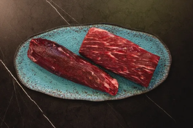 Tataki de solomillo de vaca, daikon, napicol y salsa de jengibre