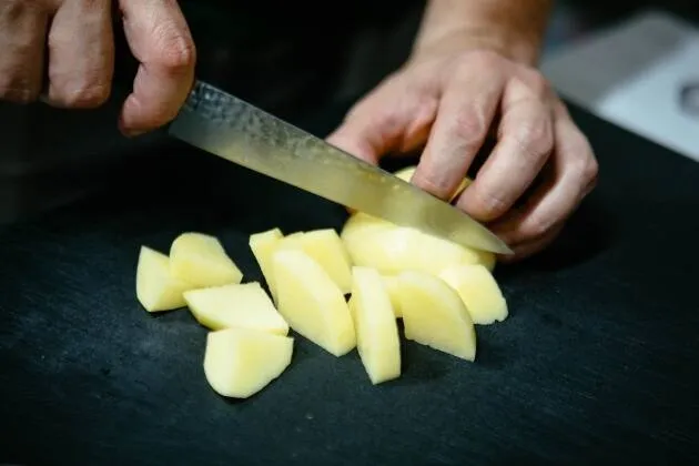 Escuma de patata trufada amb ou escalfat i pernil ibèric