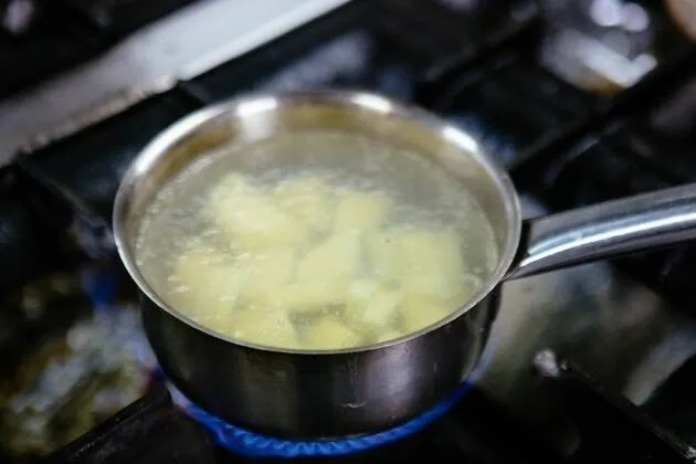 Escuma de patata trufada amb ou escalfat i pernil ibèric
