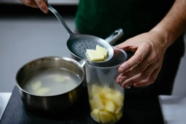 Escuma de patata trufada amb ou escalfat i pernil ibèric