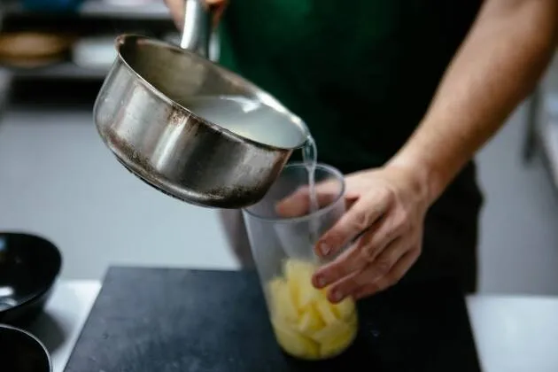 Escuma de patata trufada amb ou escalfat i pernil ibèric