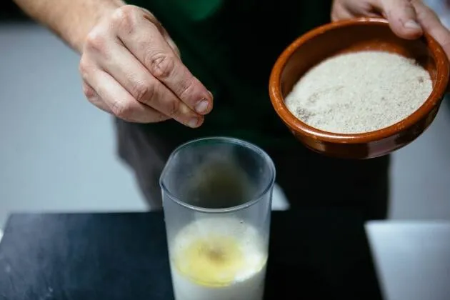 Escuma de patata trufada amb ou escalfat i pernil ibèric