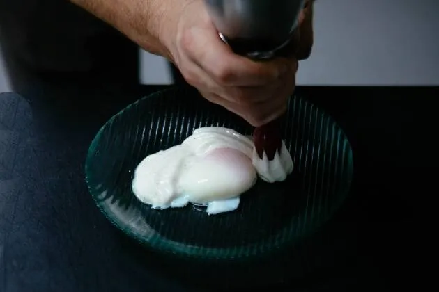 Escuma de patata trufada amb ou escalfat i pernil ibèric