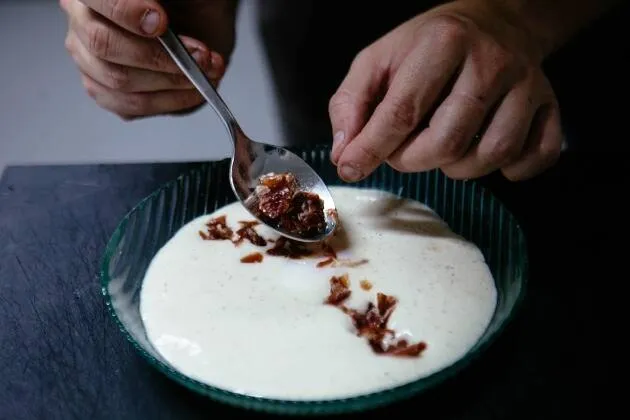 Escuma de patata trufada amb ou escalfat i pernil ibèric