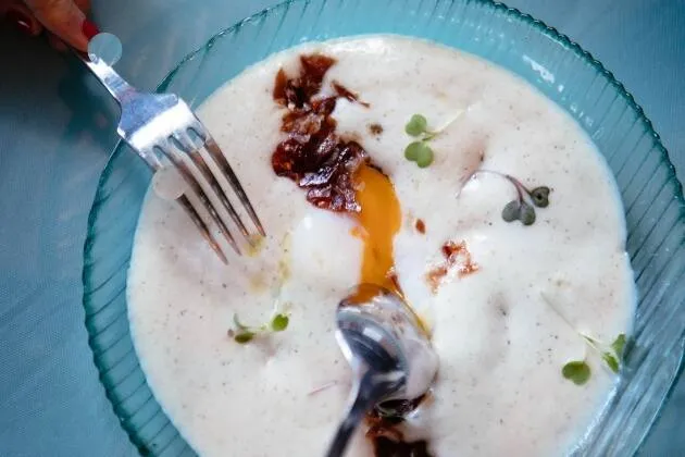 Escuma de patata trufada amb ou escalfat i pernil ibèric