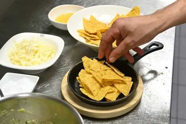 Nachos a la brasa con queso fundido, guacamole y pico de gallo