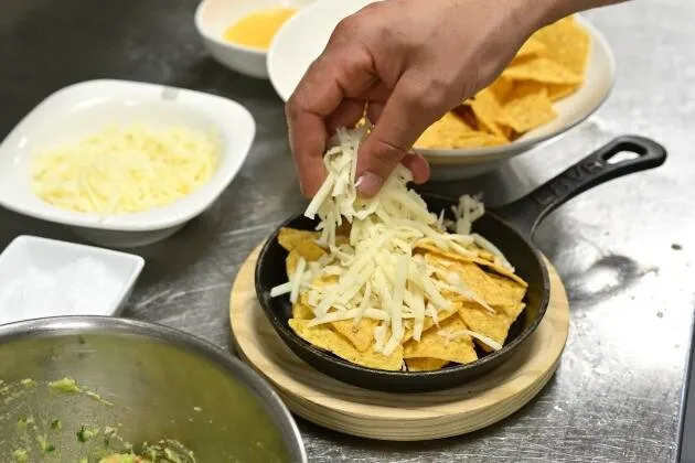Nachos a la brasa con queso fundido, guacamole y pico de gallo