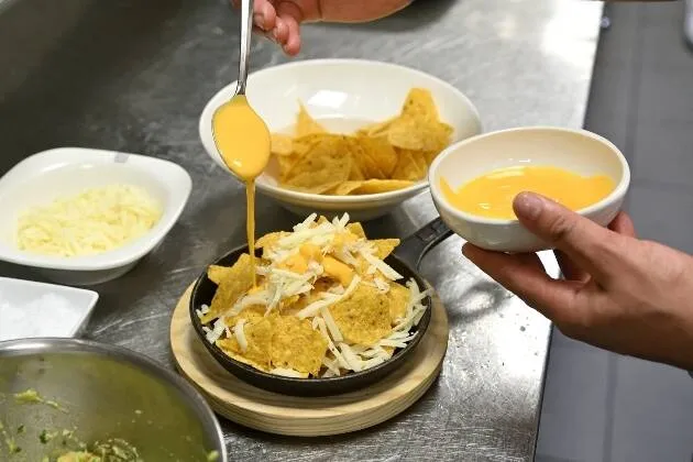 Nachos a la brasa con queso fundido, guacamole y pico de gallo