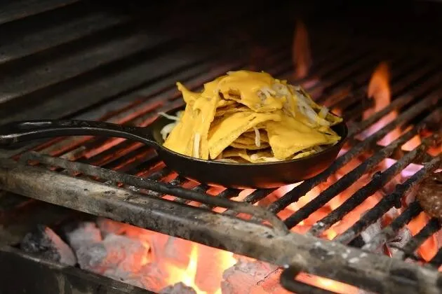 Nachos a la brasa con queso fundido, guacamole y pico de gallo
