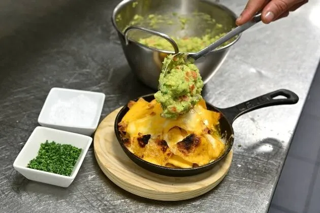 Nachos a la brasa con queso fundido, guacamole y pico de gallo