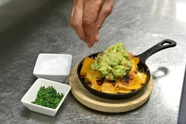 Nachos a la brasa con queso fundido, guacamole y pico de gallo